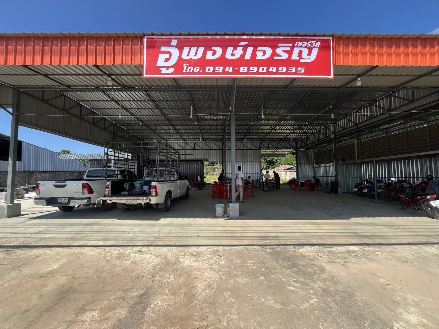 ช่างกำลังซ่อมรถ - อู่ซ่อมรถดอยหล่อ เชียงใหม่